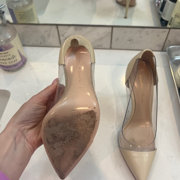 GIANVITO ROSSI
Plexi 100 PVC pumps in ivory size 7 - Picture 2 of 3